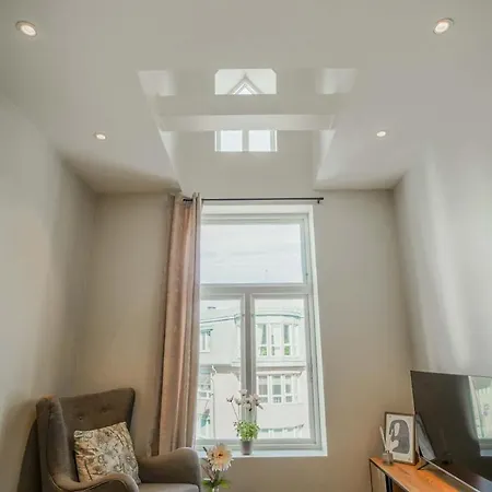 Modern In Center 301 For 2 Guests