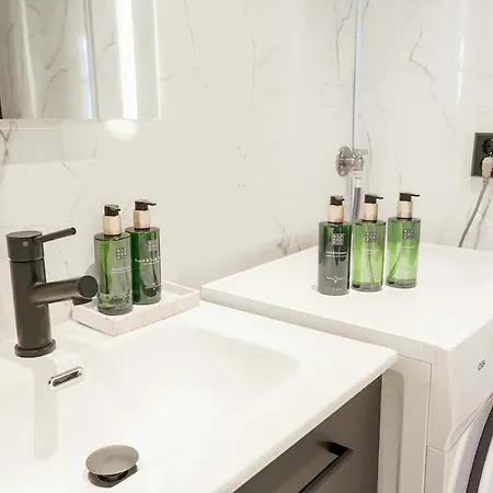 Modern In Center 301 For 2 Guests *